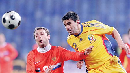 Contra: „Pariați pe România la Euro!"