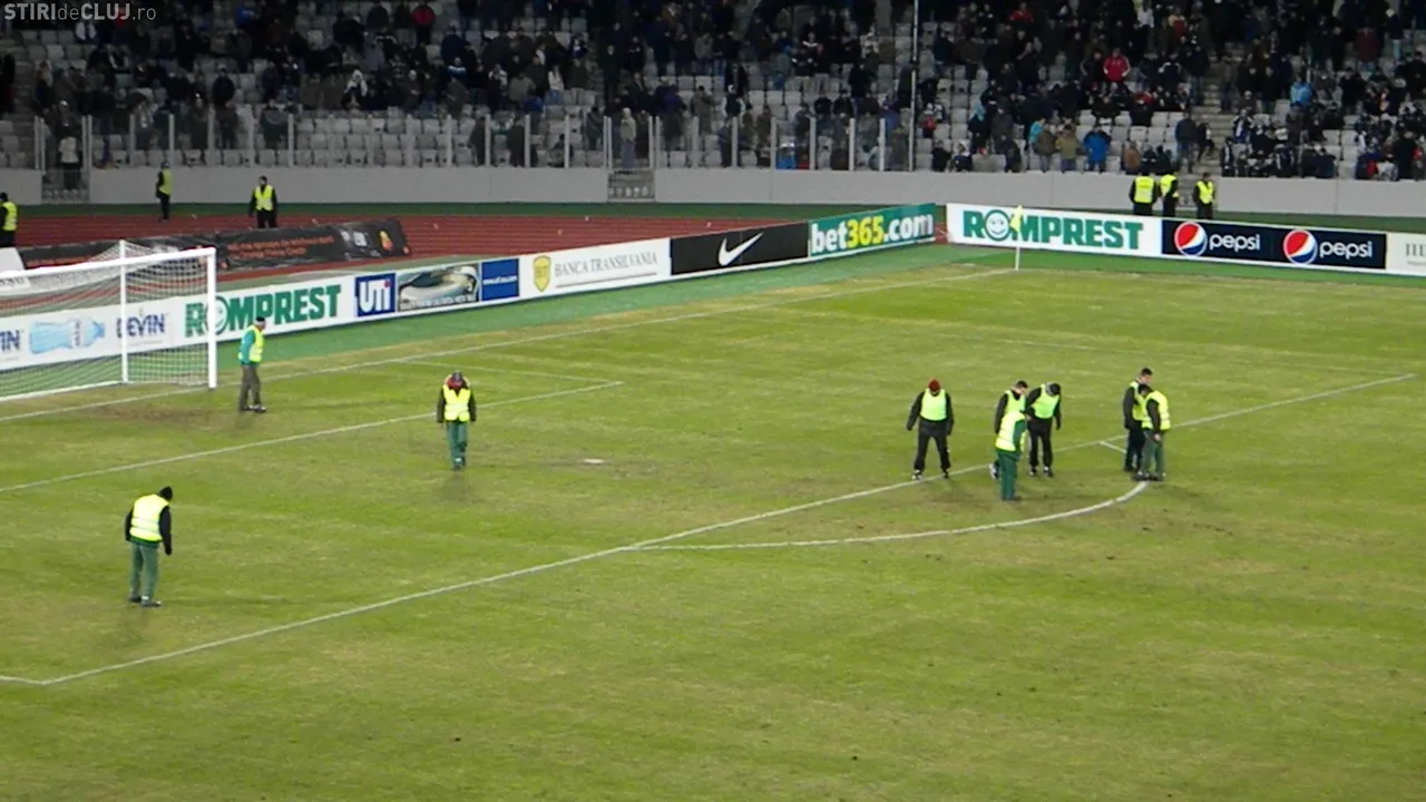 FOTO** Gazonul de pe Cluj Arena a cedat după numai 45 de minute de joc! Cum au încercat organizatorii să-l repare în pauză