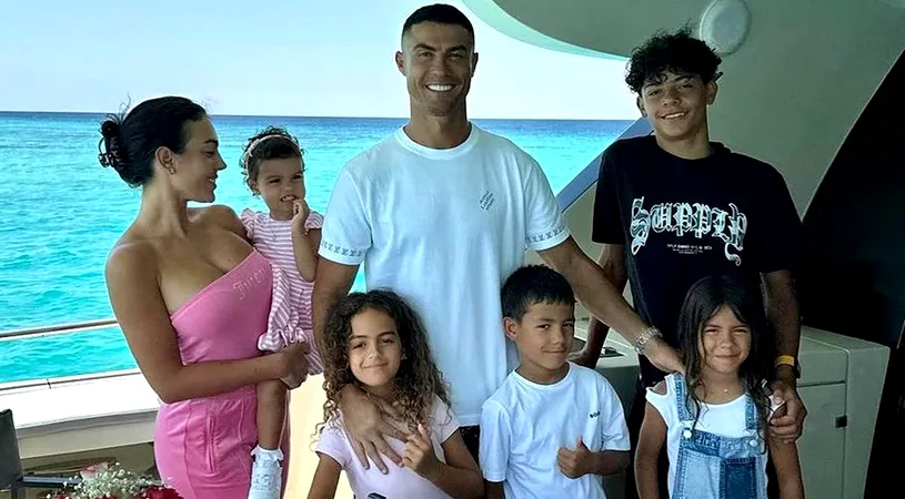 Cristiano Ronaldo a făcut cea mai mare aroganță a verii! Starul cu o avere de sute de milioane de euro a chemat un cântăreț celebru să-i cânte în sufragerie