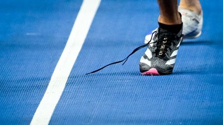 I-a fracturat craniul rivalei chiar în timpul cursei. A plesnit-o cu bățul de la ștafetă: imagini fără precedent în atletism