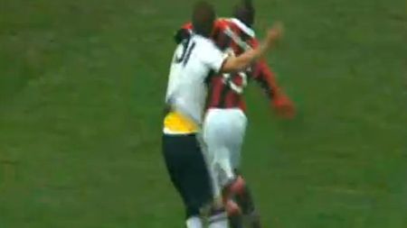 VIDEO - Balotelli nu a văzut asta venind! **"Super Mario" a fost PĂ‚LMUIT de un adversar, când arbitrul nu se uita!** Reacția milanezului e GENIALĂ‚: