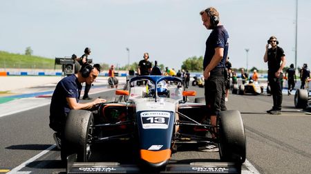 El e românul care a impresionat în prima competiție de marcă din Formula 4! „Lecțiile lui Kimi Antonelli mi-au fost de mare folos”. SPECIAL