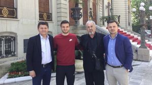Qaka a semnat cu FCSB! Mijlocașul a "dat cu pixul" pe o înțelegere valabilă cinci ani și Becali i-a pus o clauză de reziliere uriașă. EXCLUSIV | Reacția lui Ambrosie