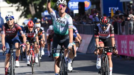 Peter Sagan, dus de echipă spre victorie în etapa a 10-a a Turului Italiei 2021