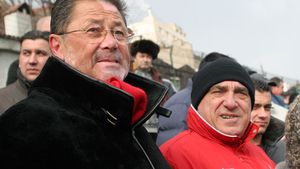 FOTO Galeria "câinilor" duce războiul cu Giovani în locul lui Cornel Dinu! Mesajul morbid al fanilor la adresa impresarului