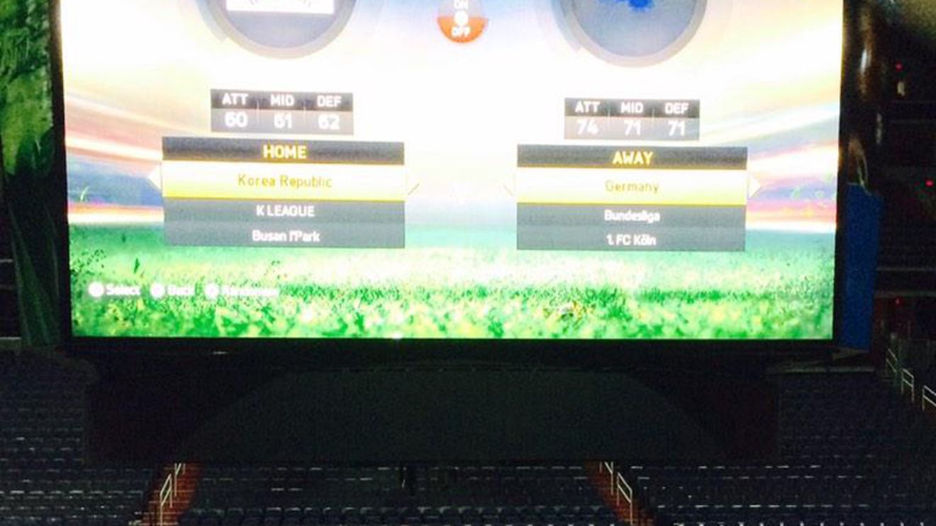 FOTO | Un Xbox, o sală goală, un ecran imens și multă pasiune. Starurile din NBA, cuprinse de febra FIFA 15