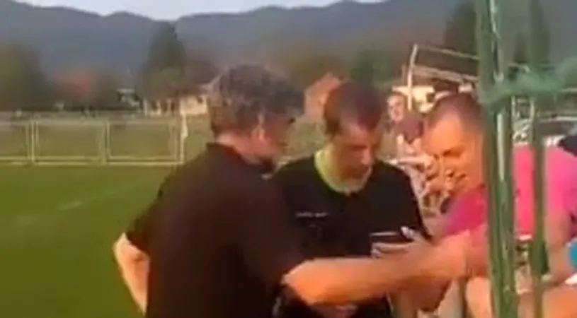 N-ai bani, n-ai VAR! Un arbitru s-a folosit de nemulțumirea unui fan care i-a arătat faza controversată pe telefonul mobil! Scene incredibile în fotbalul mic | VIDEO