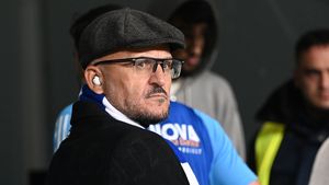 Adrian Mititelu a dat afară doi fotbaliști de la FCU Craiova. Patronul a început „revoluția”, după ratarea play-off-ului