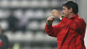 Becali: "Lăcătuș nu trebuia să joace cu trei închizători!" TU CE CREZI?