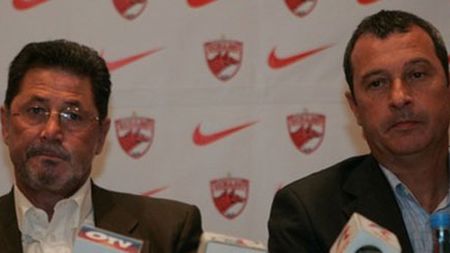 "Credeam că Dinu vorbește la telefon,** nu că se ține de el!"