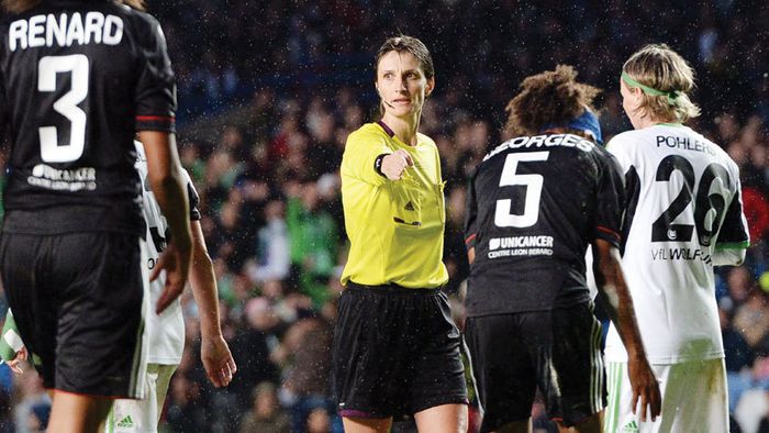 Arbitru român în semifinalele Ligii Campionilor: Teodora Albon arbitrează semifinala Champions League la fotbal feminin