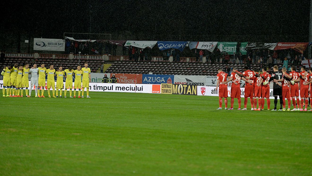 Jucători de la Steaua și Dinamo împart flori femeilor, de 1 martie