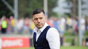 Cine poartă tricoul cu numărul 10 în confruntarea cu Serbia și ce fotbalist duce greutatea "clasicului" striker