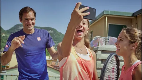 Ce clip viral l-a făcut pe marele Roger Federer să se urce pe terasa unui bloc și să joace tenis cu două puștoaice. A ieșit ceva de vis | VIDEO