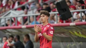 Mircea Rednic vrea să-i amâne transferul lui Rareș Pop la Rapid! Fotbalistul e și el îndrăgostit de UTA Arad: „Aici e diferit față de restul lumii!”