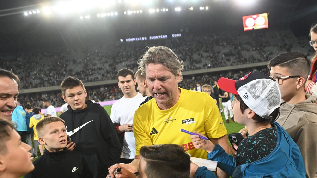 „Minunea Blondă” a rămas neschimbat: Florin Răducioiu, magnet pentru copii la meciul Romania All Stars – Galatasaray Legends! Fostul atacant al lui AC Milan a dat autografe direct pe teren | FOTO