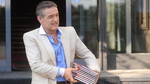 FACSIMIL | Gigi Becali se roagă să fie lăsat să-și scrie memoriile: "Domle director, de acea vă rog să aprobați să lucrez...". Patronul Stelei a produs deja două cărți și e la un pas de Uniunea Scriitorilor 