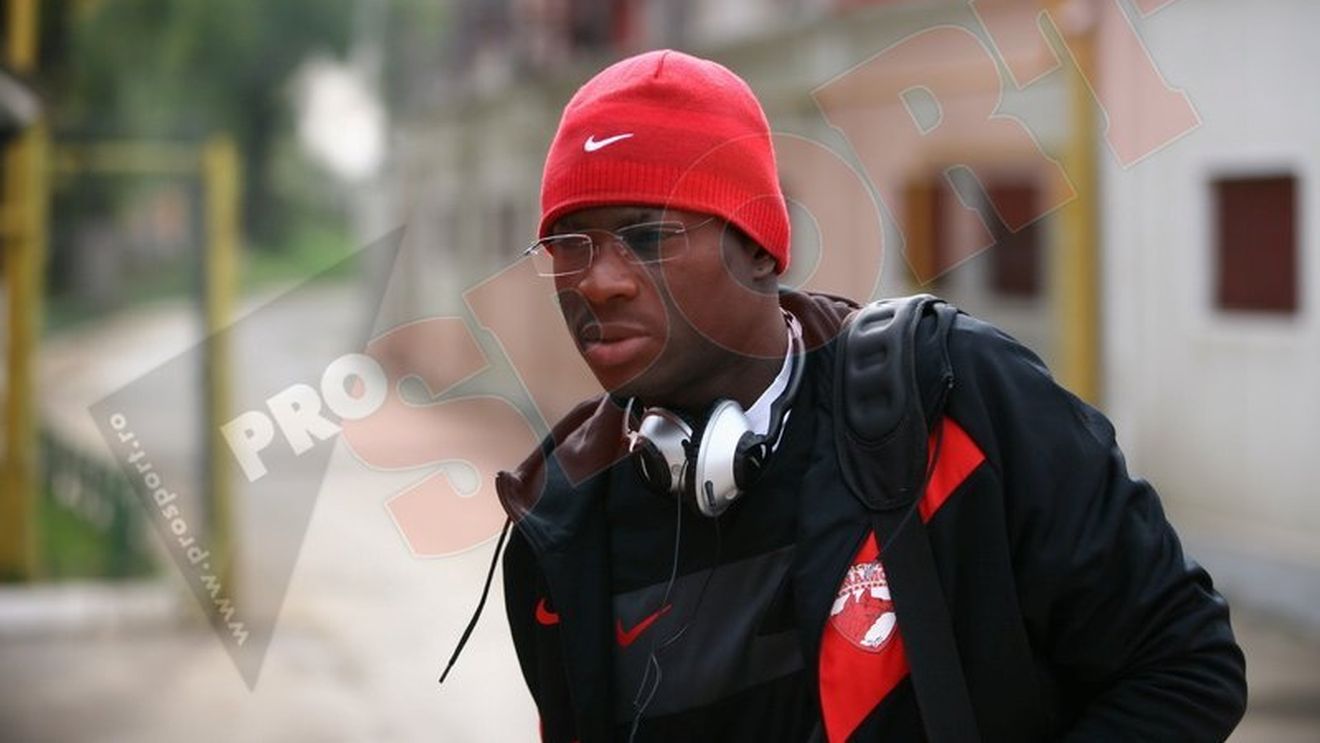 FOTO** Fițe de intelectual sau ultima modă la Dinamo?:) N'Doye și-a pus ochelari!