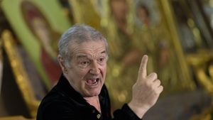 Gigi Becali n-a rezistat decât 45 de minute și a luat decizia! Doi fotbaliști, dați afară din echipă la pauza meciului Qarabag - FCSB