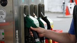 Un nou minim! Cât au ajuns să coste benzina și motorina la stațiile din România