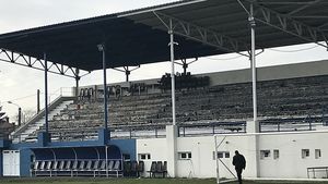 Se întâmplă în România, în 2020. Un meci din Liga 2 se va disputa cu spectatorii stând în picioare. Motivul pentru care stadionul nu mai are scaune