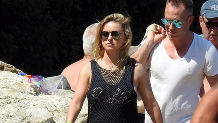 FOTO | Surpriză pe litoralul din Grecia. Cu cine s-au întâlnit turiștii de acolo