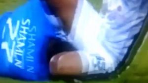 VIDEO ȘOCANT | Portarul l-a lovit cu piciorul și pumnul, fundașul i-a pus genunchiul pe cap