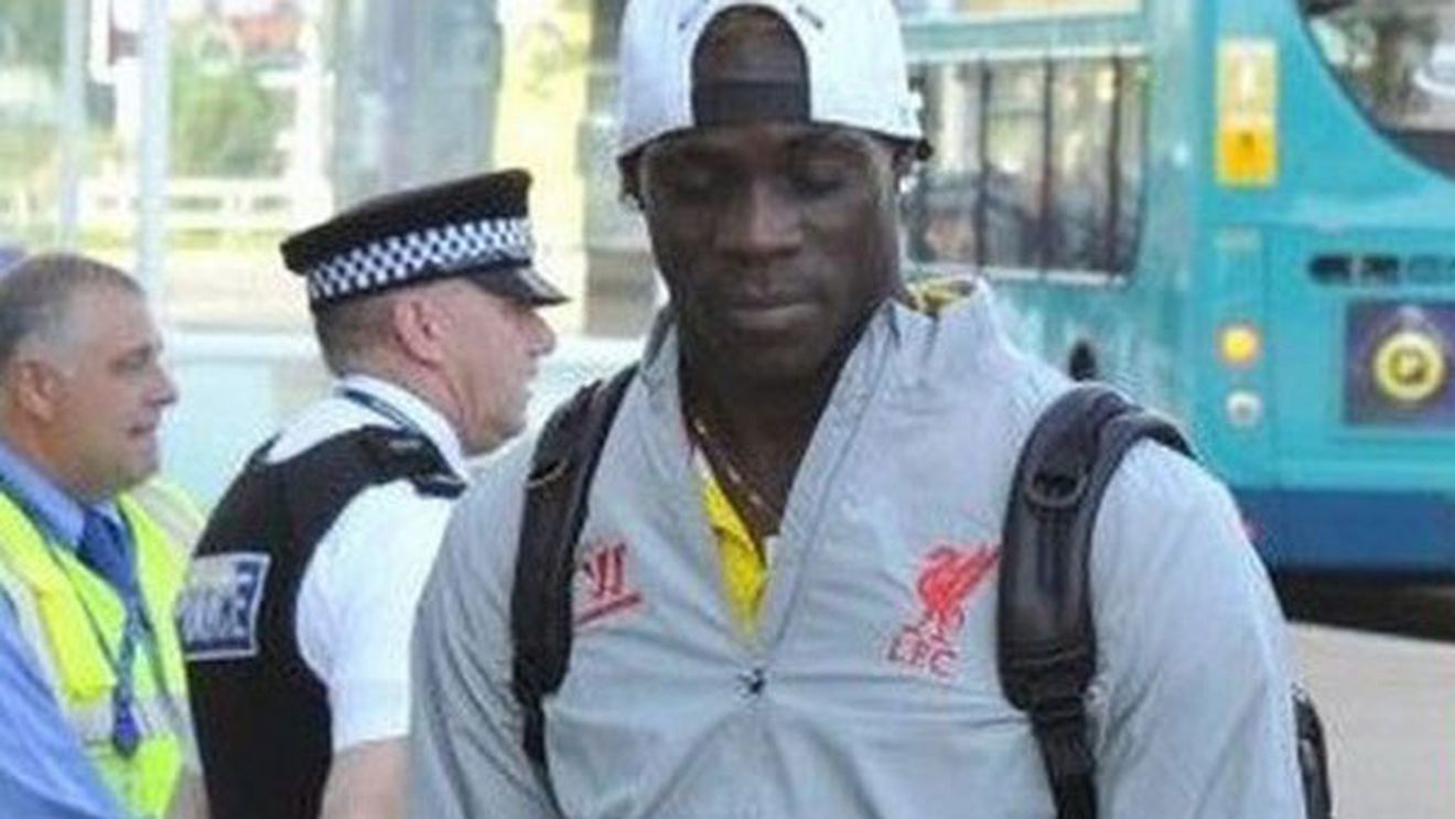 FOTO | Una dintre cele mai tari poze ale săptămânii. GENIAL | Cine se afla în spatele lui Balotelli. Detaliul care le-a scăpat tuturor