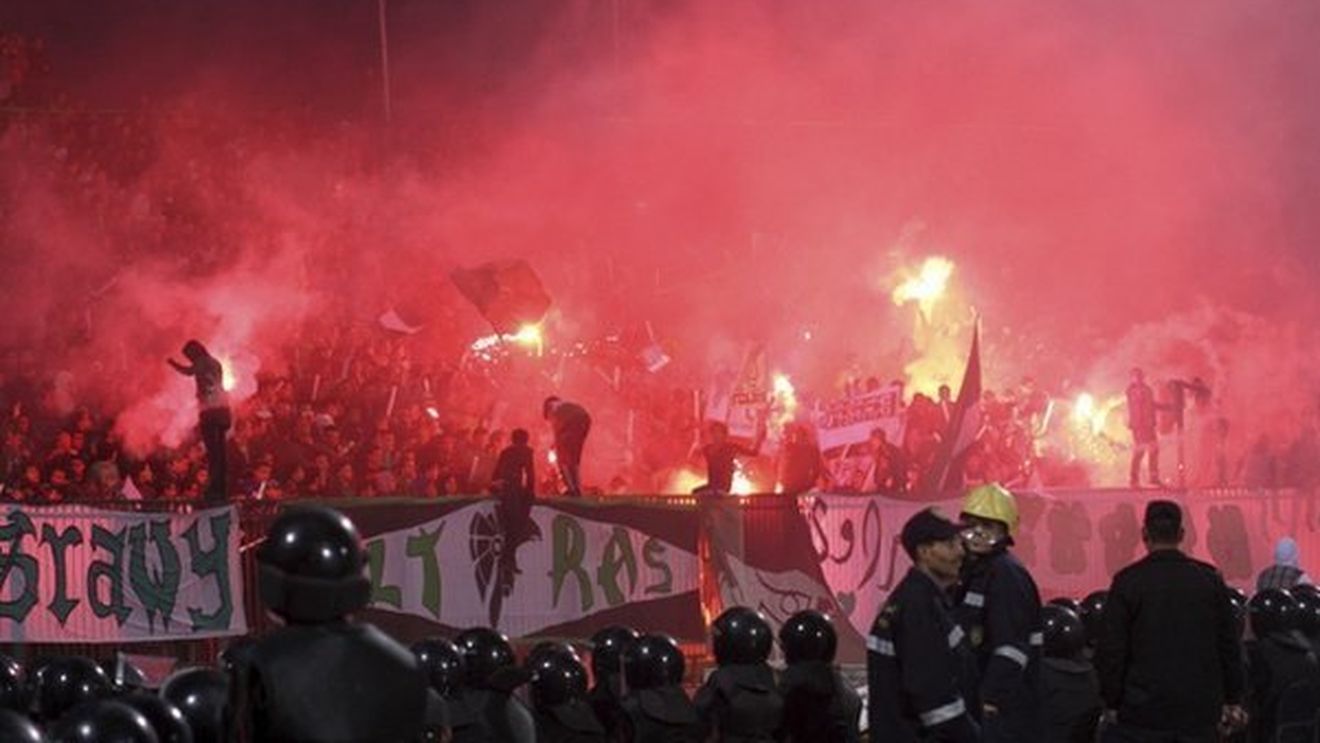INFERN pe o arenă din Egipt! Cel puțin 75 de morți, după ce mii de fani au invadat terenul! VIDEO** Cel mai tragic eveniment sportiv din ultimii ani: "Ă‚sta e RĂ‚ZBOI!"