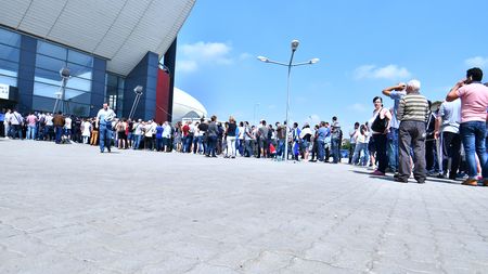 Fanii Craiovei, cu "ochii în soare"! Surse: multe bilete pentru returul finalei Cupei EHF s-au dus la regii de partid. "Dacă am fi jucat pe stadion, nu ar fi ajuns bilete pentru toată lumea". Preț de 10 ori mai mare pe piața neagră