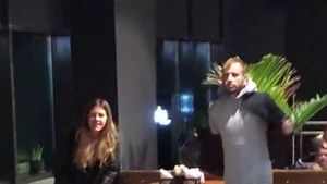 Filip Mrzljak şi-a scos iubita în oraş înaintea marelui derby cu Craiova. Cât de frumoasă este tânăra care îl ţine în "lesă" pe aprigul mijlocaş dinamovist! VIDEO EXCLUSIV