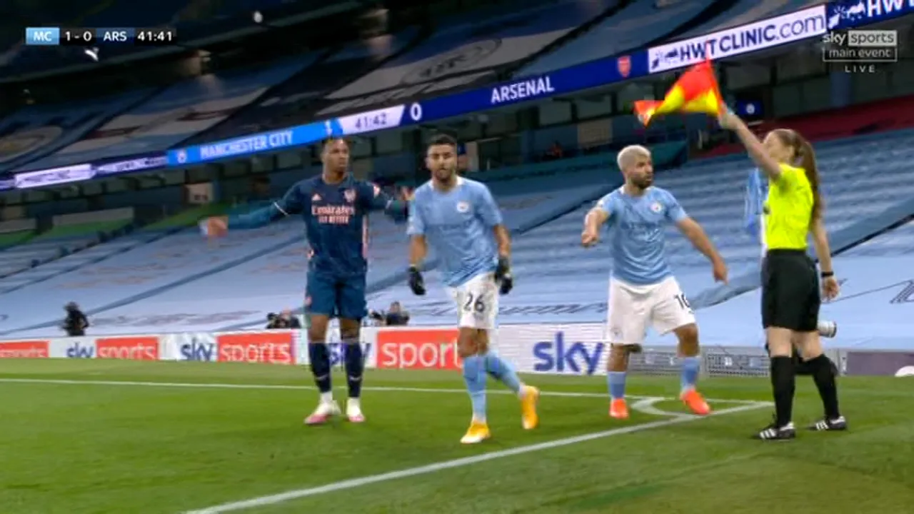 Sergio Aguero, gest incredibil în derby-ul Manchester City - Arsenal! Argentinianul, pus la zid după ce a luat-o de gât pe tușiera meciului | VIDEO