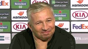 Dan Petrescu, show total la conferința de presă din Italia. „Roma are 6 fundaşi, nu ne dă şi nouă doi?”. Cui i-a promis o pizza | VIDEO & FOTO