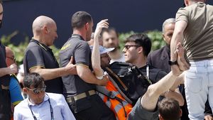 Imaginile momentului de panică de la meciul Sorana Cîrstea – Madison Keys! Cum au fost luați pe sus cei care au intrat pe teren