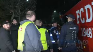 Fanii lui Dinamo și-au ieșit din minți după partida de la Chiajna. Au blocat autocarul echipei și i-au jignit pe jucători:" Ați înnebunit la cap?". FOTO