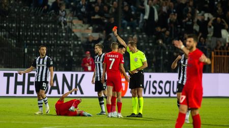Fază șocantă în PAOK - FCSB. Darius Olaru a luat cartonașul roșu după un gest inconștient în minutul 55 și l-a făcut pe Gigi Becali să ajungă în pragul disperării