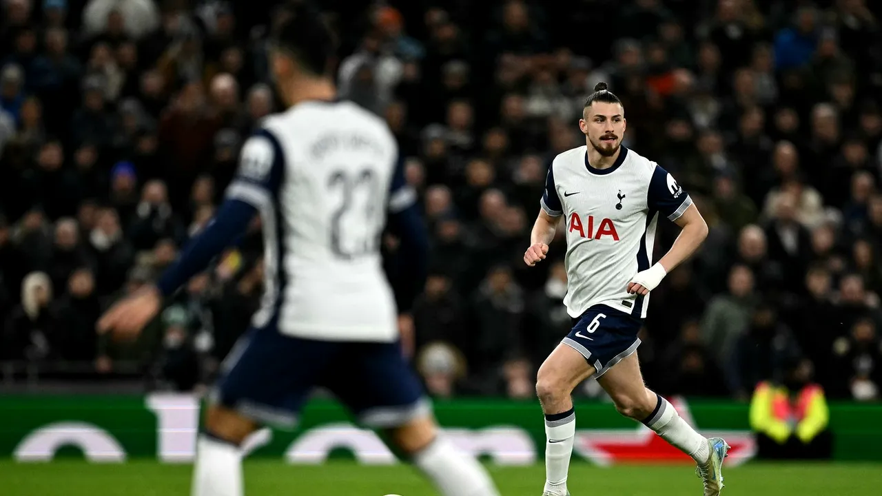 Ce notă a primit Radu Drăgușin, după thriller-ul Tottenham - Manchester United 4-3