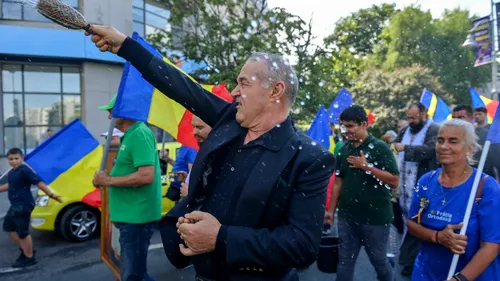 S-a dus cu o traistă de gât și un portret al miliardarului la Palat! Când l-a văzut, Gigi Becali a făcut un gest uriaș, chiar sub privirile lui Ionuț Luțu: i-a dat un teanc de euro!