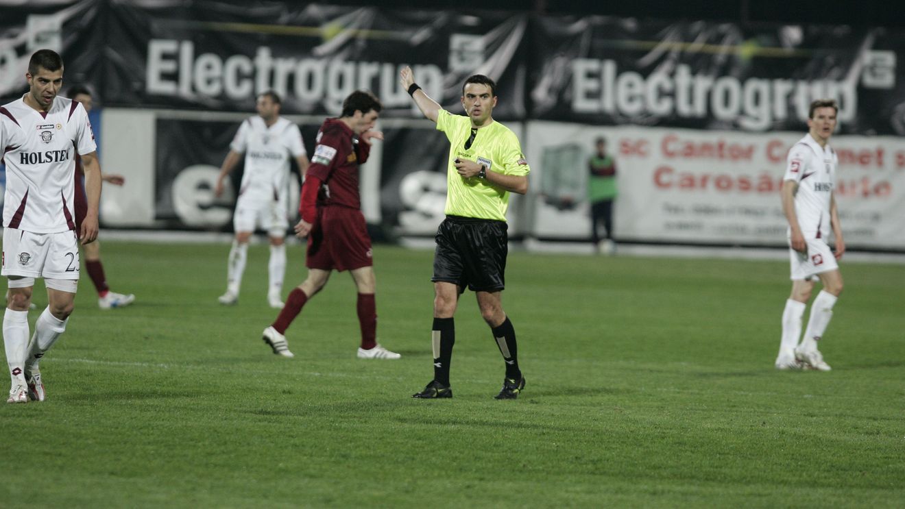 Steliștii împart "atenții" arbitrilor