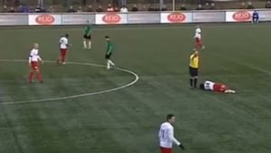 Unic în istoria fotbalului. VIDEO | Un arbitru i-a spart nasul unui jucător. Cum s-a întâmplat