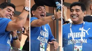 Maradona a furat show-ul! Reacții peste reacții la tribuna oficială și un gest cât o mie de cuvinte. FOTO & VIDEO | Ce a putut face "D10S" cu tricoul lui Leo Messi