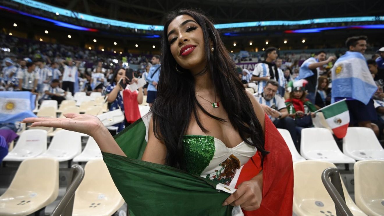 A „incendiat” două țări: o susține pe Mexic, dar s-a lăsat fotografiată cu un steag cu Leo Messi. Tot internetul se întreabă cine e sexy fana din Qatar | FOTO