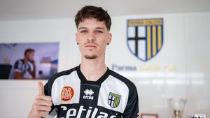Antrenorul Parmei, prima reacție despre transferul lui Dennis Man! Roberto D'Aversa a anunțat când va debuta fosta vedetă a FCSB + Italianul nu e fan al Ligii 1