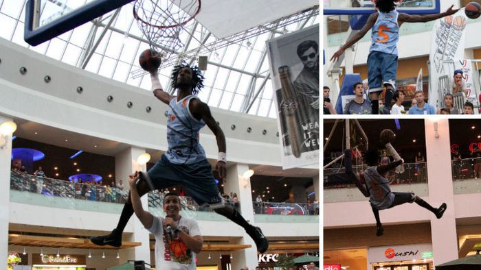 Campionul mondial la slam dunk, Justin "Jus Fly" Darlington, e omul care zboară cu sau fără adversar în față