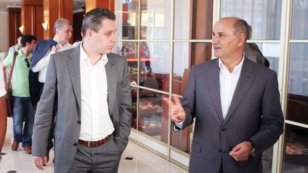 Copos s-a consultat cu suporterii în privința noul lui antrenor:** "Pe cine vreți?" / "Pe Șumi!"