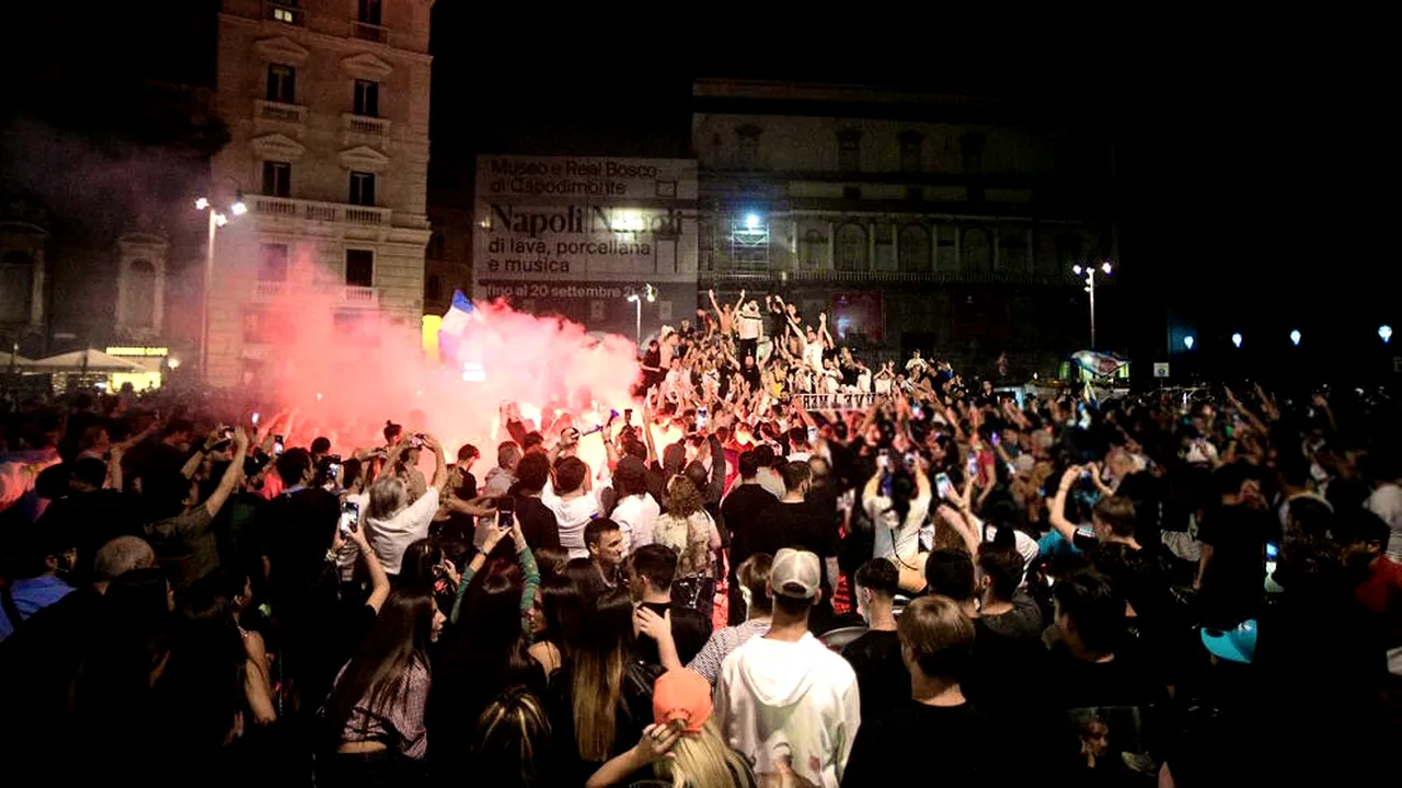 Au sfidat pandemia: mii de fani napoletani au sărbătorit până spre dimineață câștigarea Cupei Italiei! Cum au petrecut fotbaliștii în avion | VIDEO