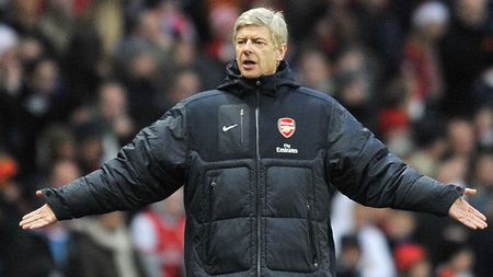 INCREDIBIL** Wenger vrea să legitimeze un "tinerel" de 41 de ani, retras în urmă cu un an