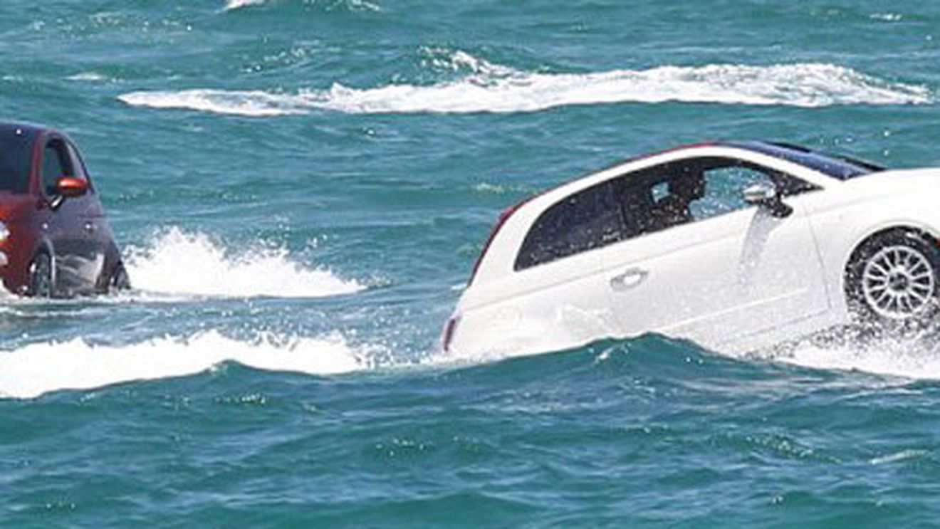 FOTO Imaginea zilei: ședință de "înot" cu Fiat 500 