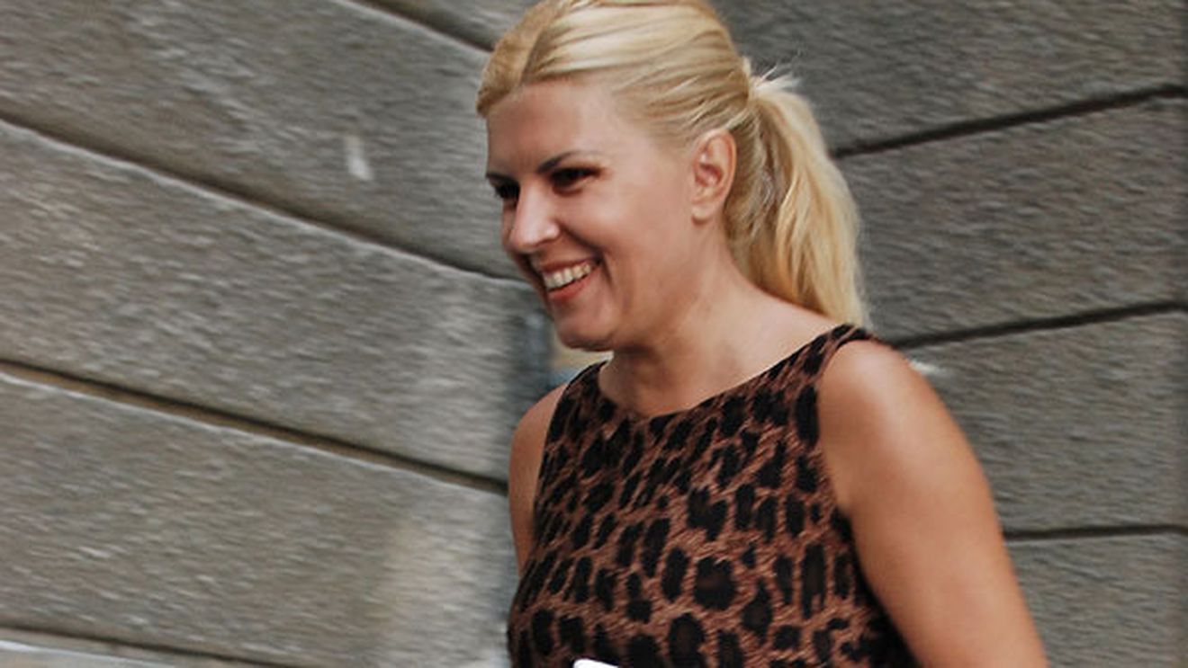 Elena Udrea i-a luat la întrebări pe dinamoviști: "A plecat Cristi Borcea și v-a lăsat fără bani?"** Niciun oficial de la Dinamo nu i-a răspuns :)