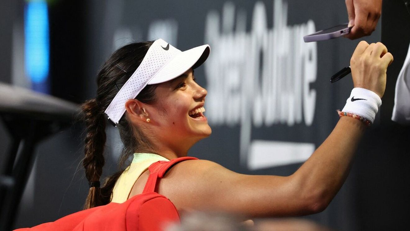 Emma Răducanu, victorioasă după un an într-un Grand Slam! Britanica de origine română a fost asaltată de fani la finalul meciului de la Australian Open. FOTO & VIDEO